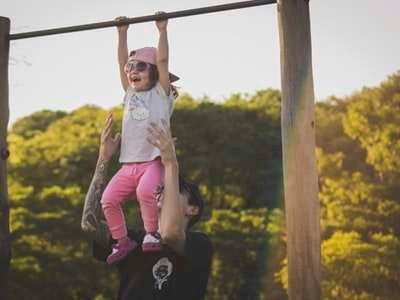 met kinderen wandelen in het park